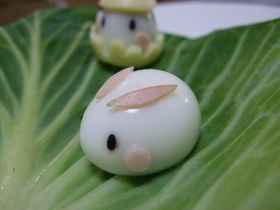うずらの卵に、ハムとゴマをつけたらなんとも可愛いウサギさんにっ♪